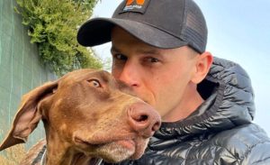 A US woman is teaming up with a champion dog racer to rescue dogs from Ukraine